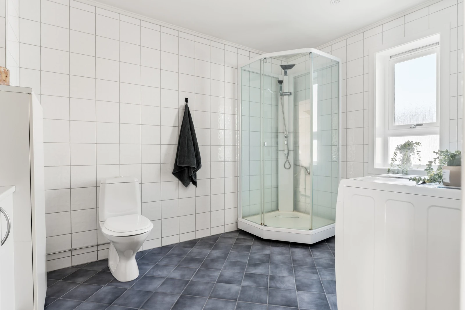 Praktisk innredning med god oppbevaringsplass og integrert servant. Galleribilde