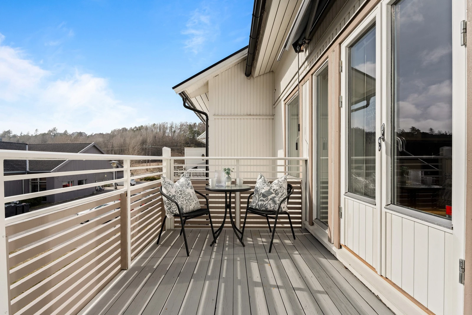 Overflatebehandlet i 2024, balkongen fremstår velholdt og innbydende. Galleribilde