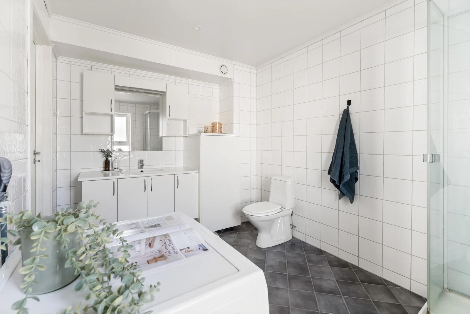 Stilrent bad med flislagte overflater som gir et moderne uttrykk. Galleribilde