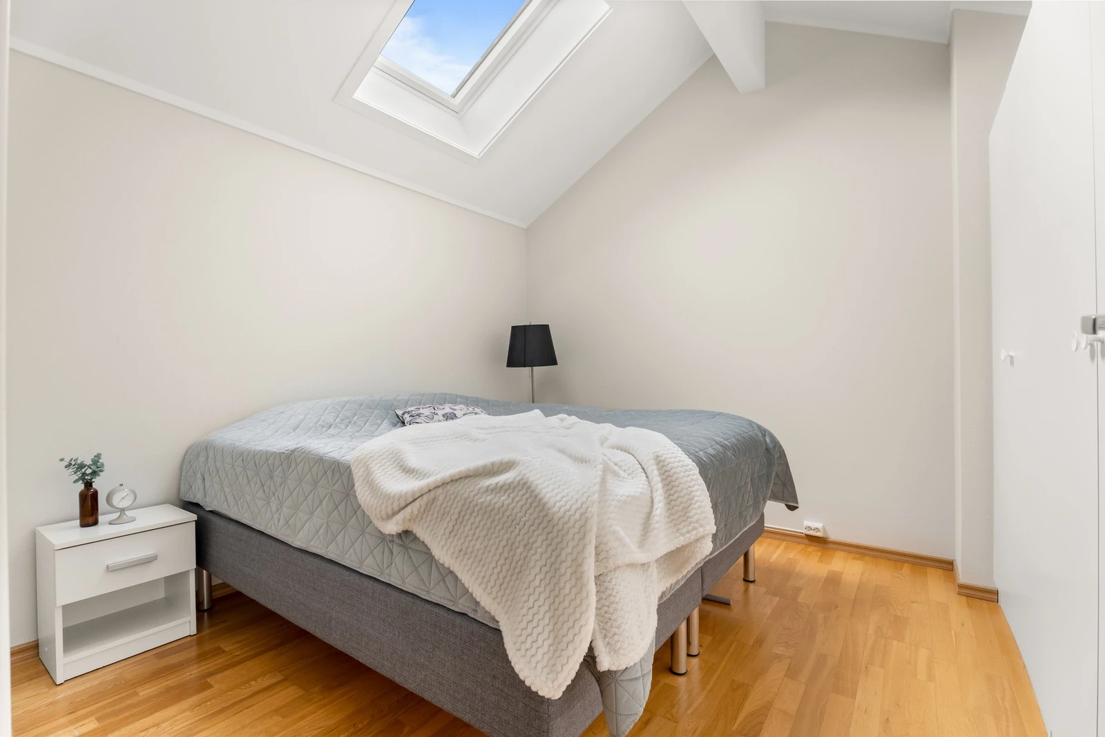 Lyse vegger og parkettgulv skaper en rolig og behagelig soveopplevelse. Galleribilde