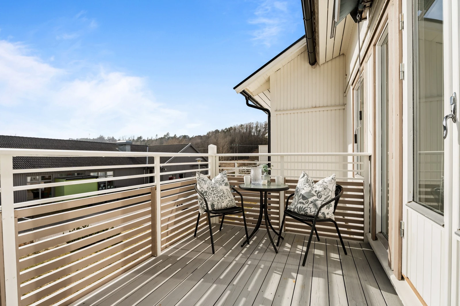 Balkongen på 8 kvm vender mot sydvest og gir gode solforhold. Galleribilde