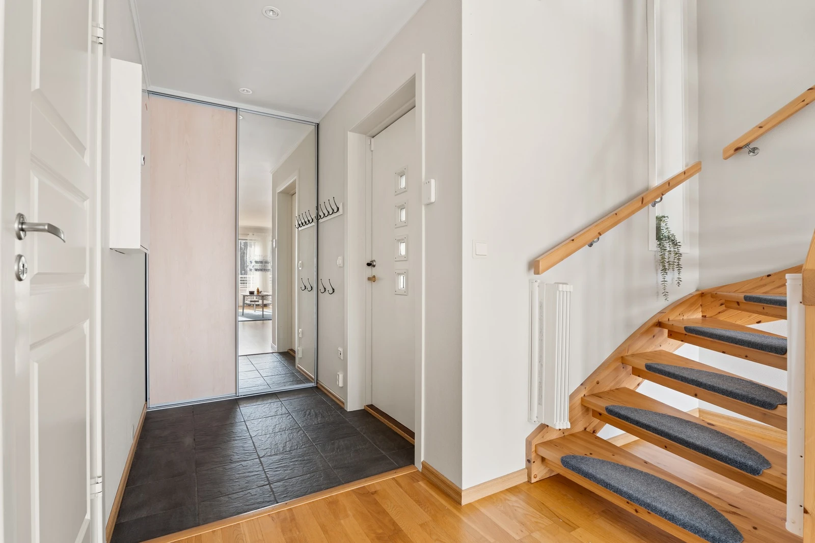 Romslig inngangsparti med fliser på gulvet. Galleribilde