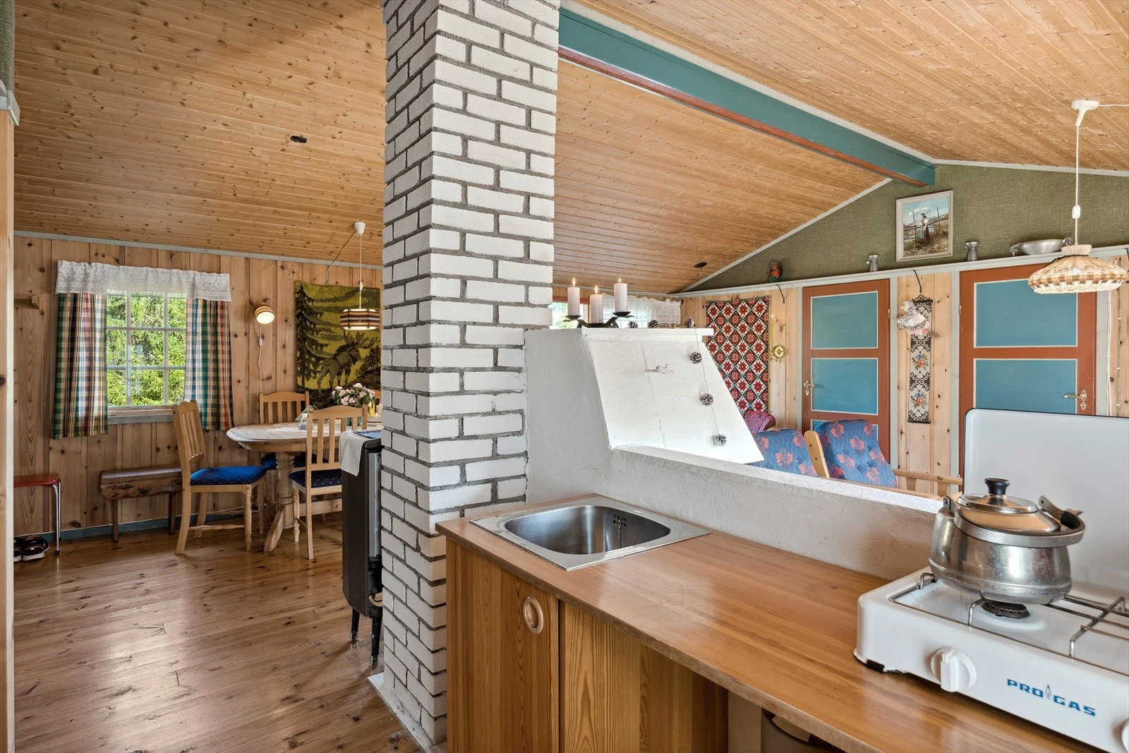 Nedfelt oppvaskkum med gråvannsutslipp og gasskoketopp. Galleribilde