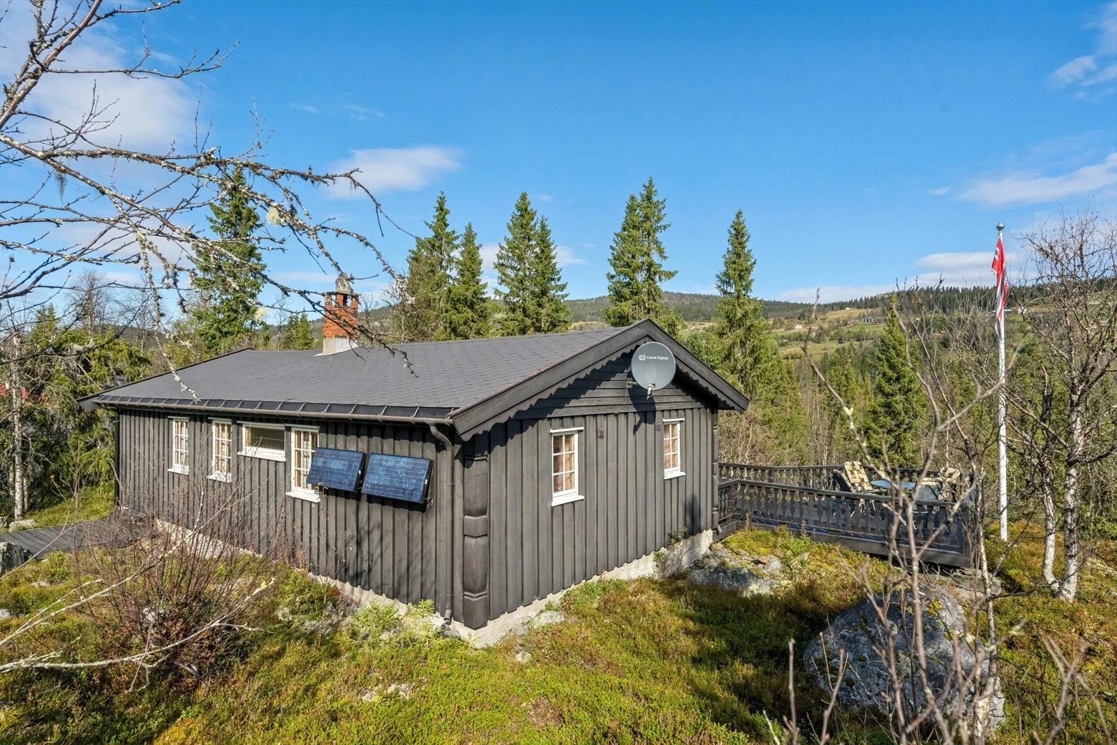 Enkel og hyggelig hytte oppført i 1976, med strøm fra solcelleanlegg. Galleribilde