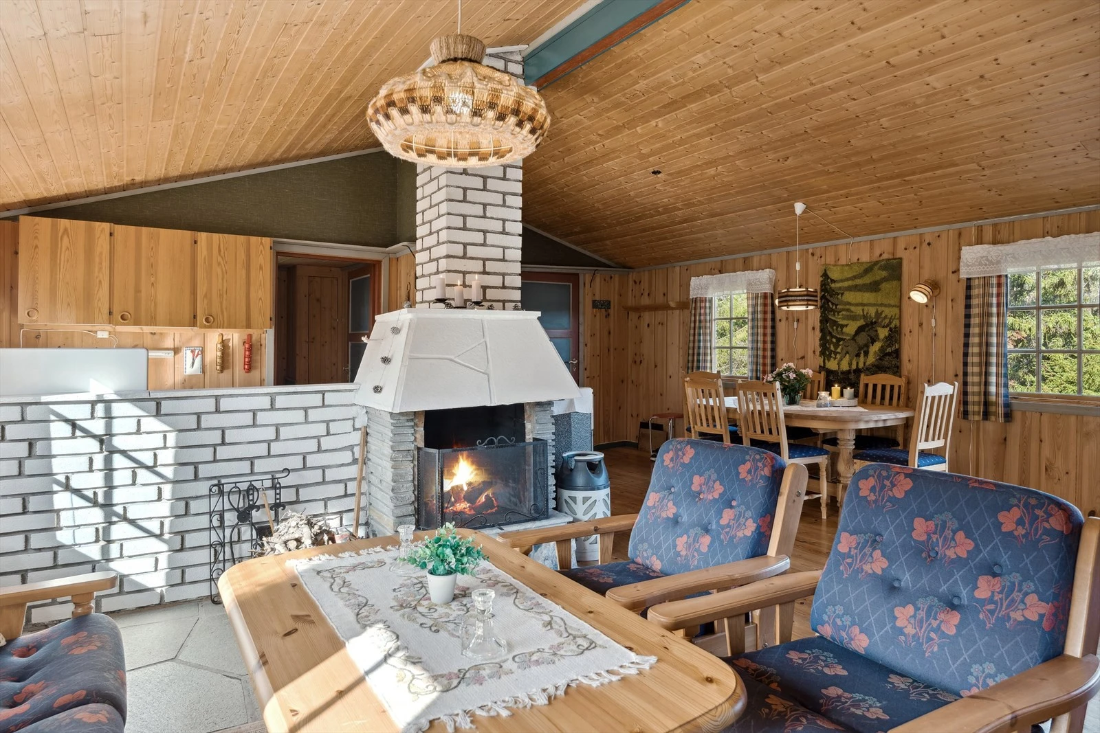 Stuen og kjøkkenet ligger i åpen løsning, med plass til et spisestue. Galleribilde