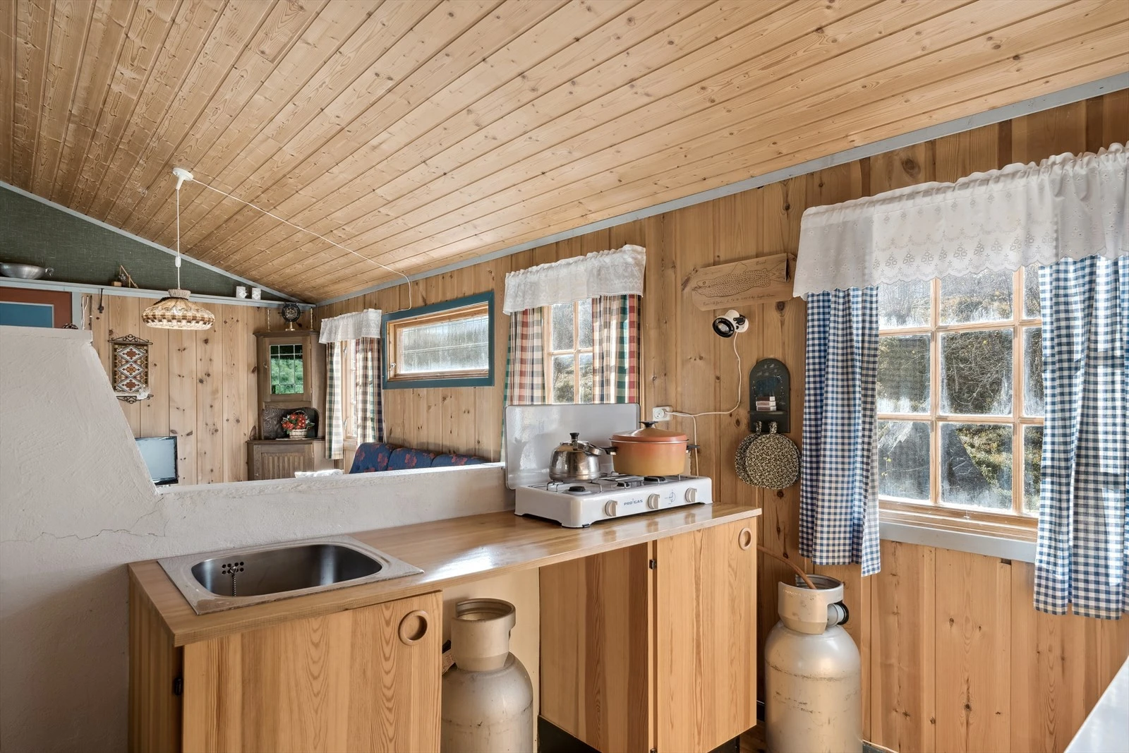 Kjøkkeninnredningen er av laminerte skrog, og har benkeplate i laminat og heltre. Galleribilde