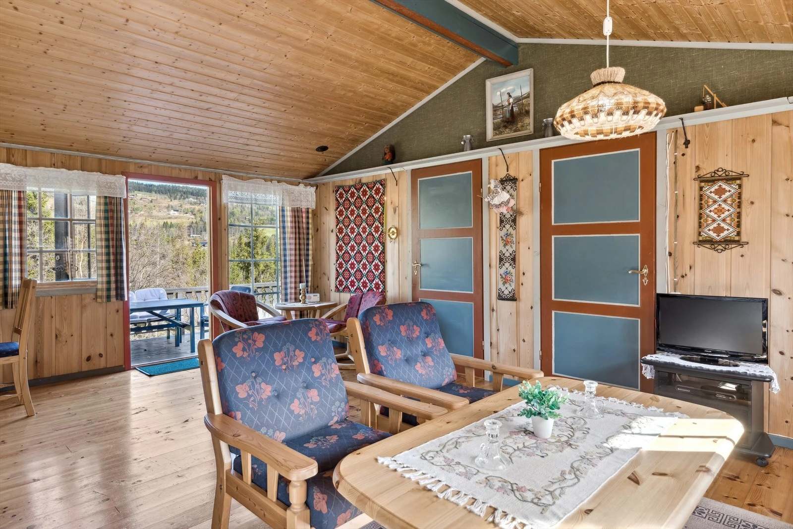 Fra stuen er det utgang ut til terrassen- Galleribilde