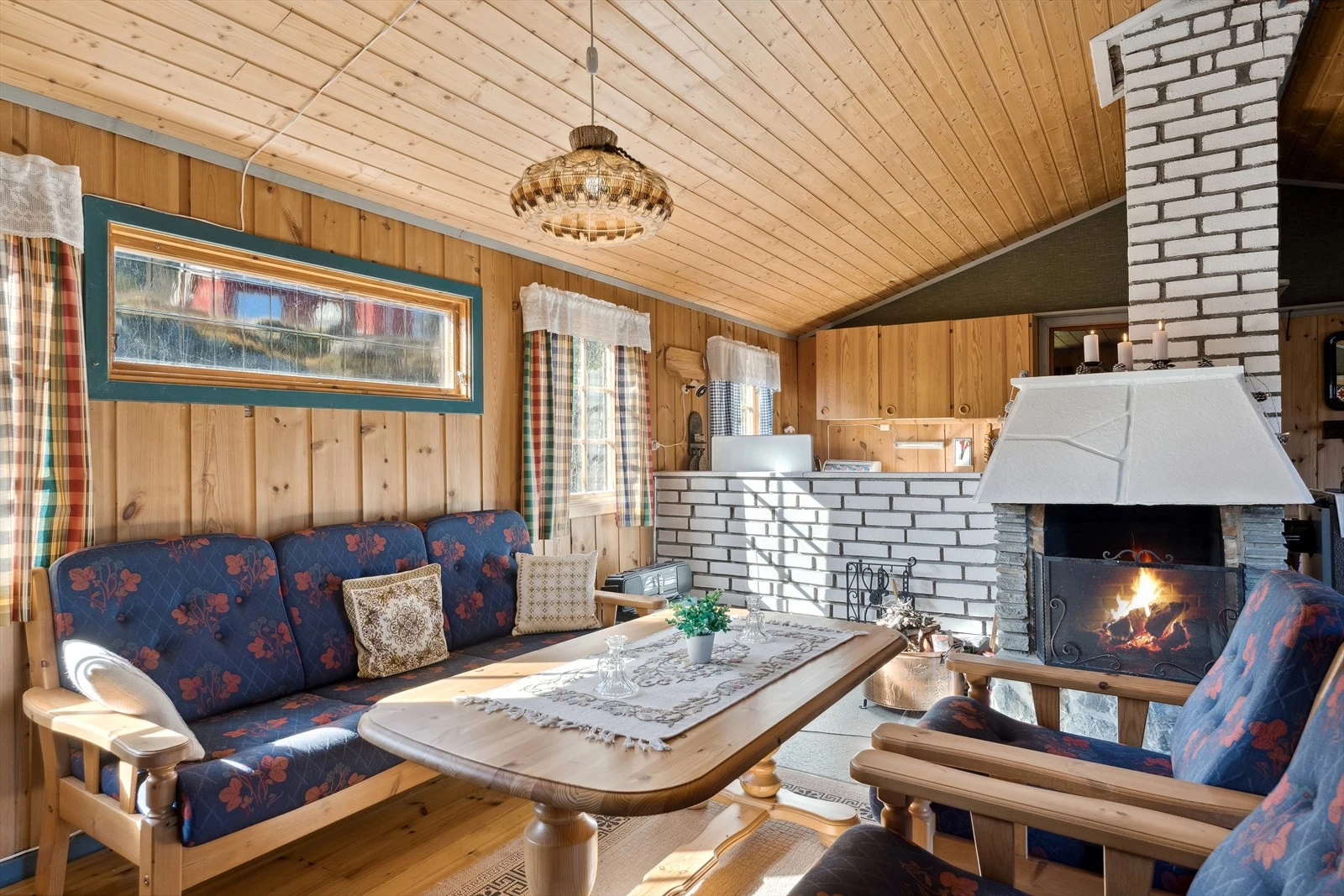 Salongen er fint plassert ved den åpne peisen. Her er det godt å sitte på kalde høstdager. Galleribilde