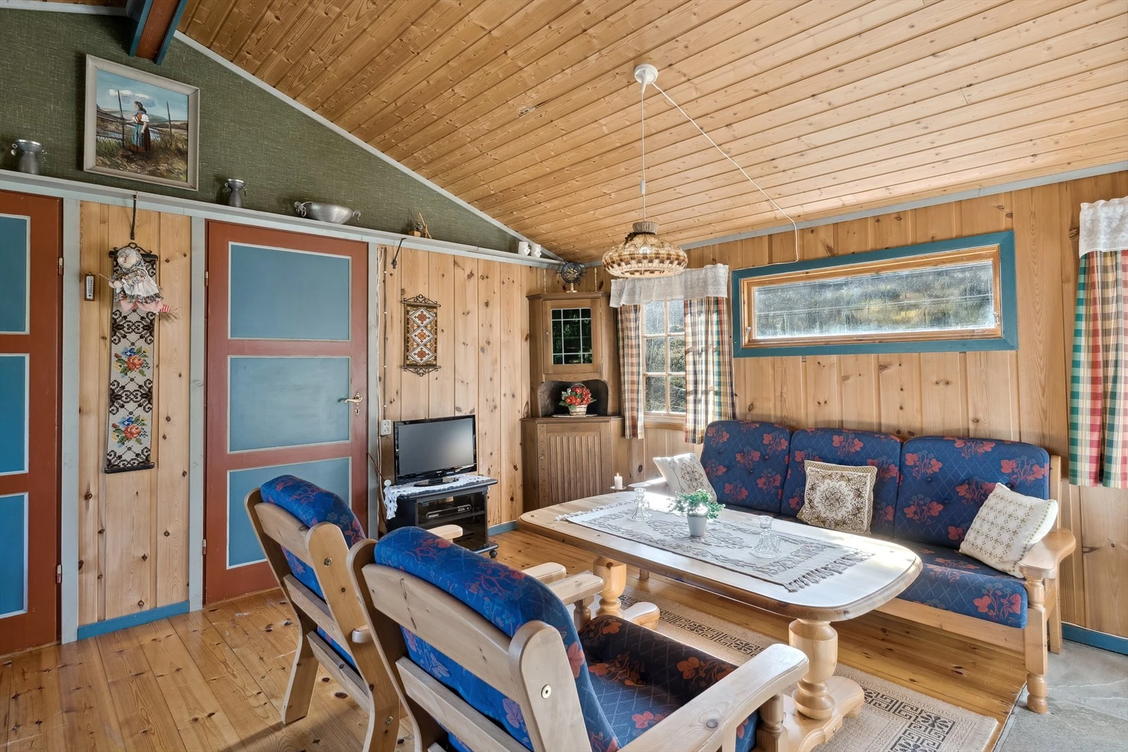 Romslig og fin stue, med plass til flere sittegrupper. Galleribilde