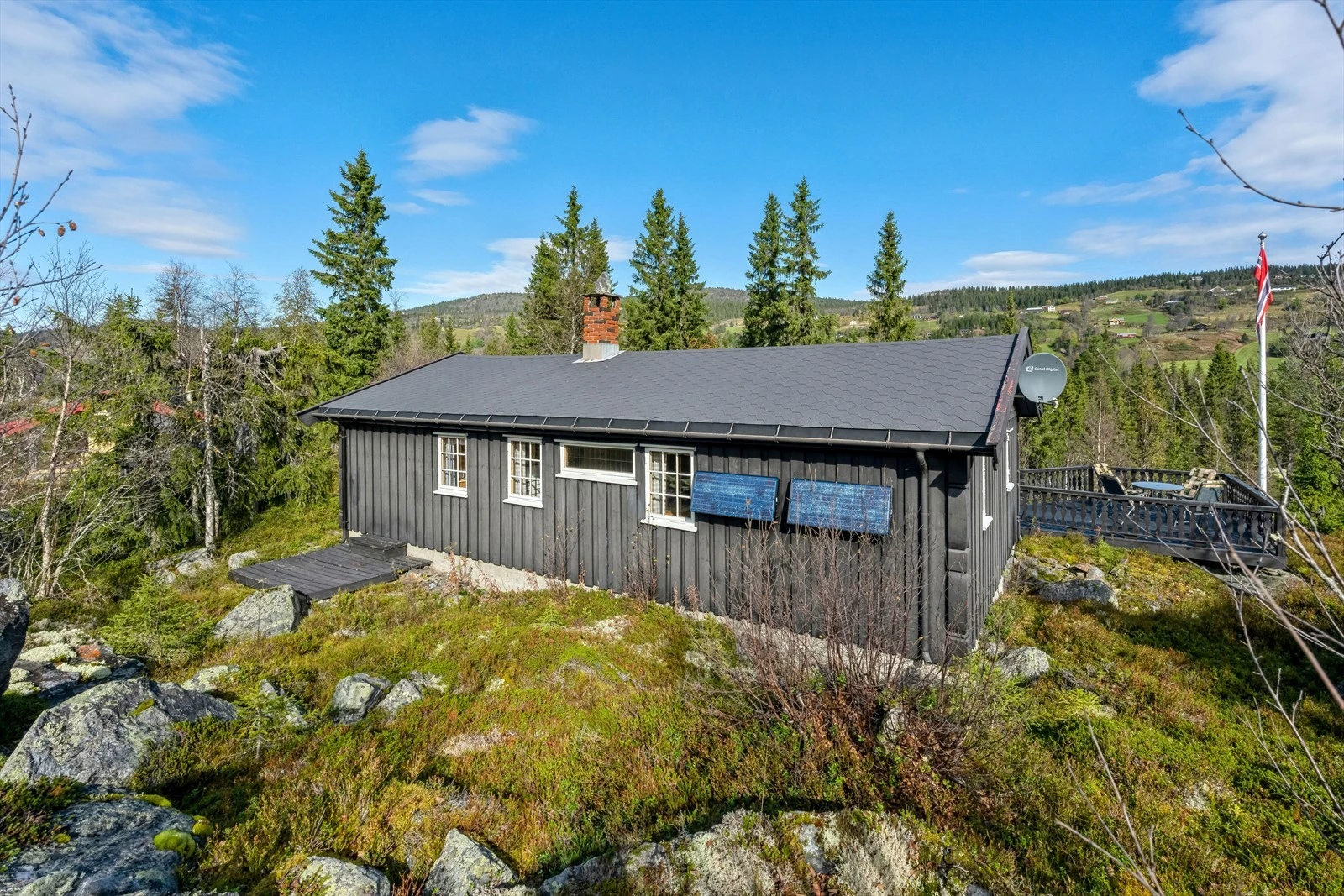 Hyggelig fritidseiendom beliggende på Steinsetfjordens syd-vest side i Etnedal kommune, i et bebygd område med hytter på ca. 700 m.o.h. Galleribilde