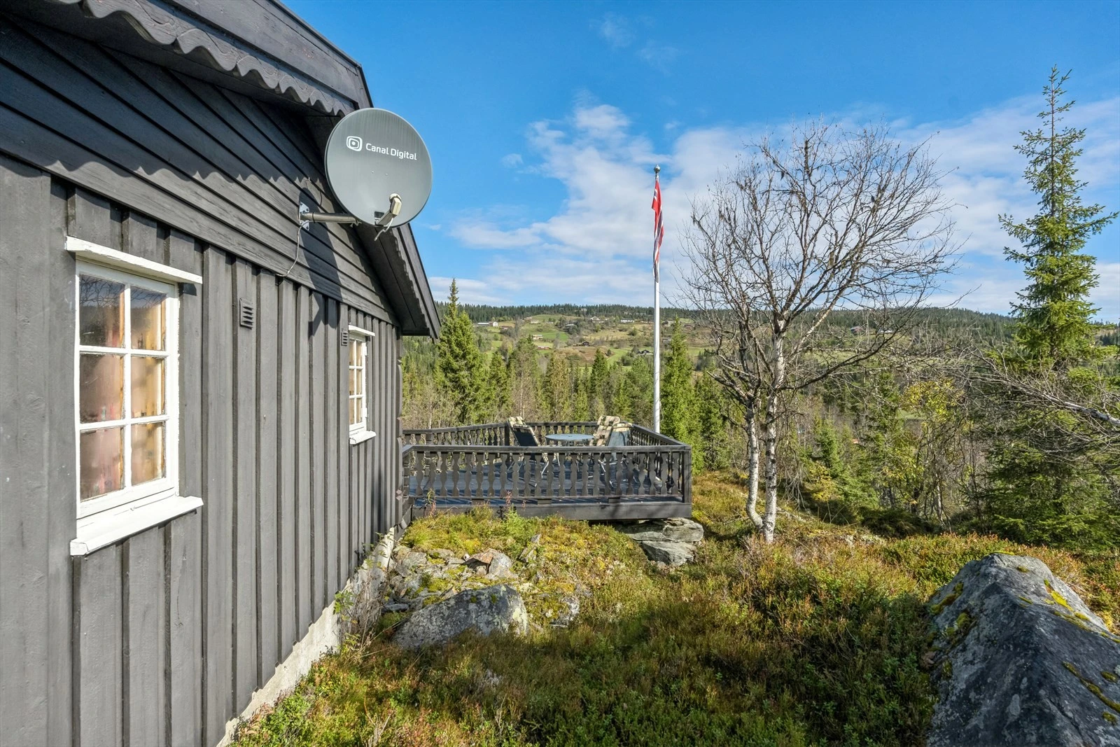 Steinsetbygda er en koselig bygd med boliger, landbruk og fritidseiendommer. Her er det mange gode muligheter for friluftsliv, jakt og fiske. Sommertid er det flere merkede stier og toppturer i nær umiddelbarhet. Galleribilde