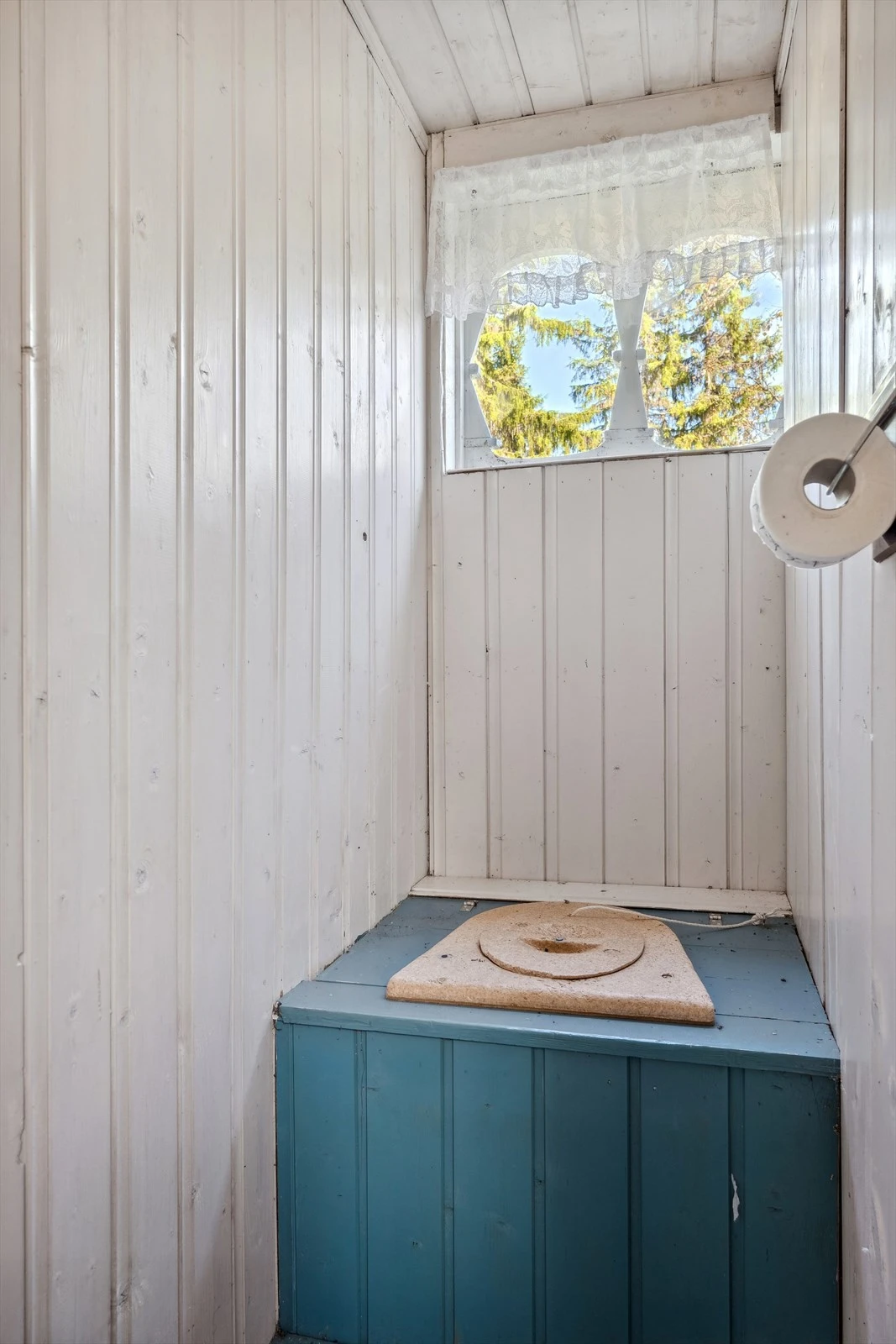 Tilhørende hytta er det en frittstående bod med bodrom og utedo. Galleribilde