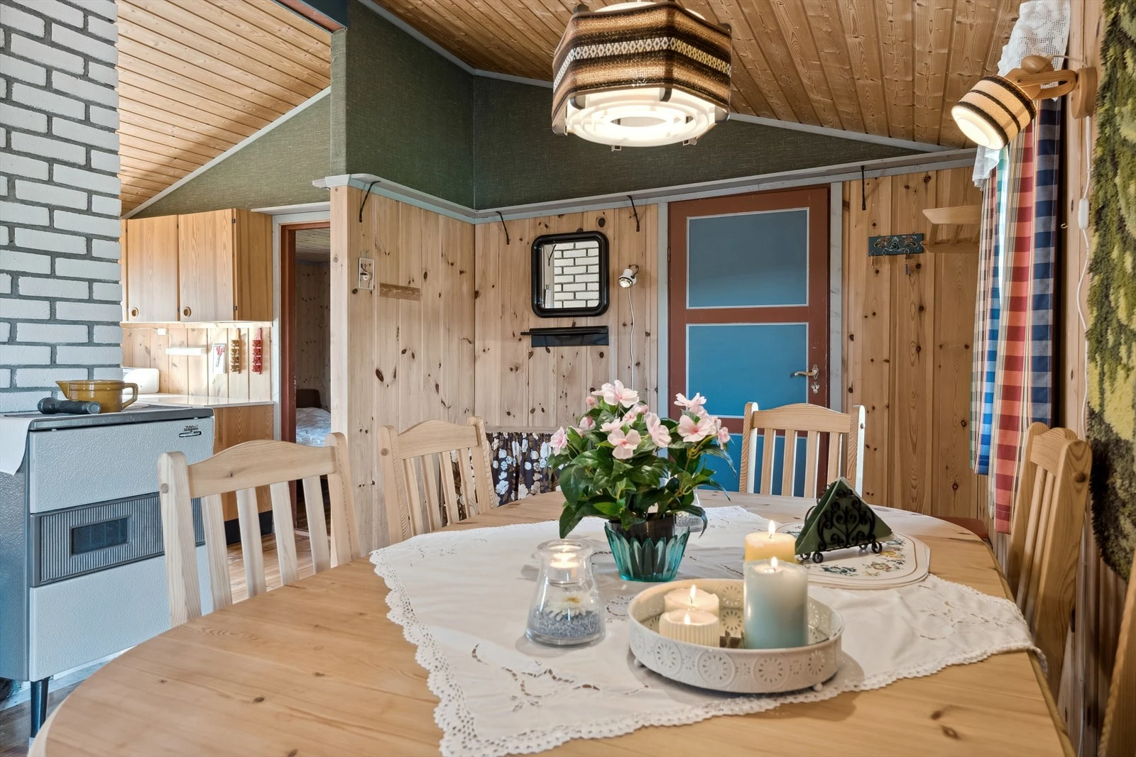 Rundt spisebordet kan familien samles til et godt måltid. Galleribilde