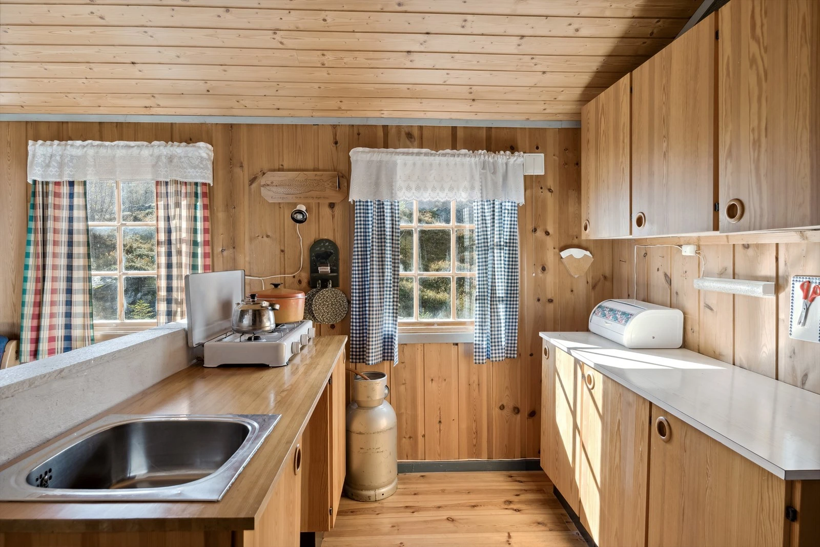 Enkelt kjøkken med god benkeplass, og oppbevaringsplass i over- og underskap. Galleribilde