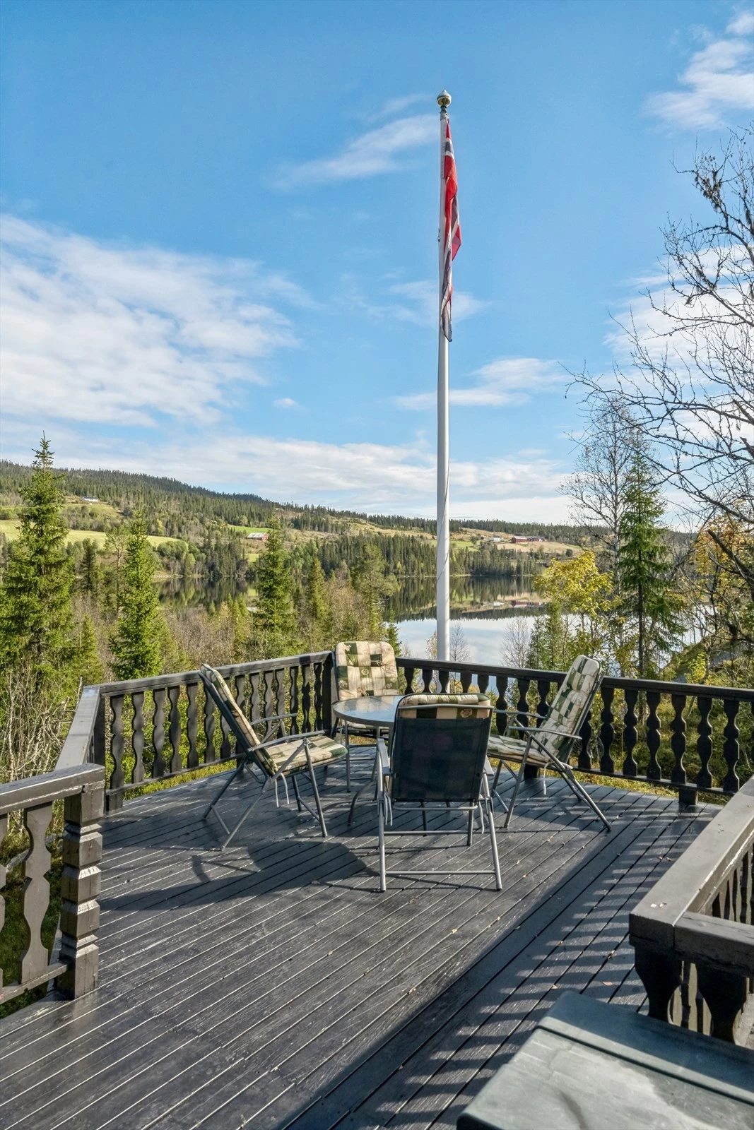 På terrassen kan du nyte solen mens du ser utover denne flotte utsikten! Galleribilde