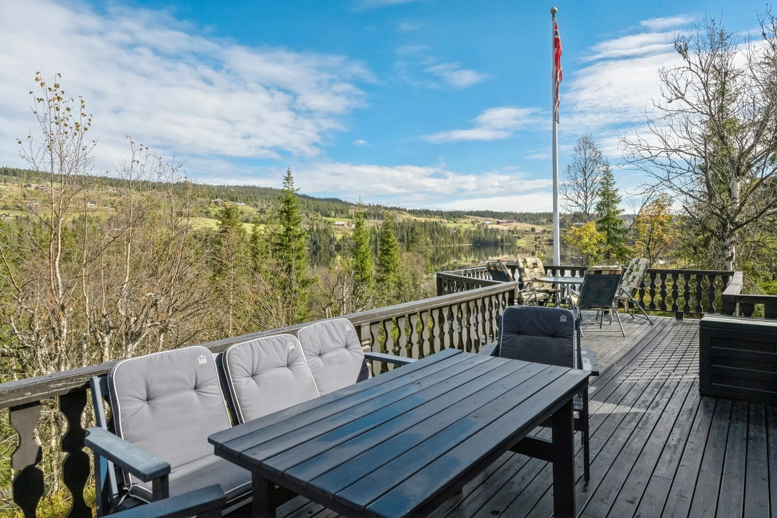 Eiendommen ligger fint og rolig til ved Steinsetfjorden. Galleribilde