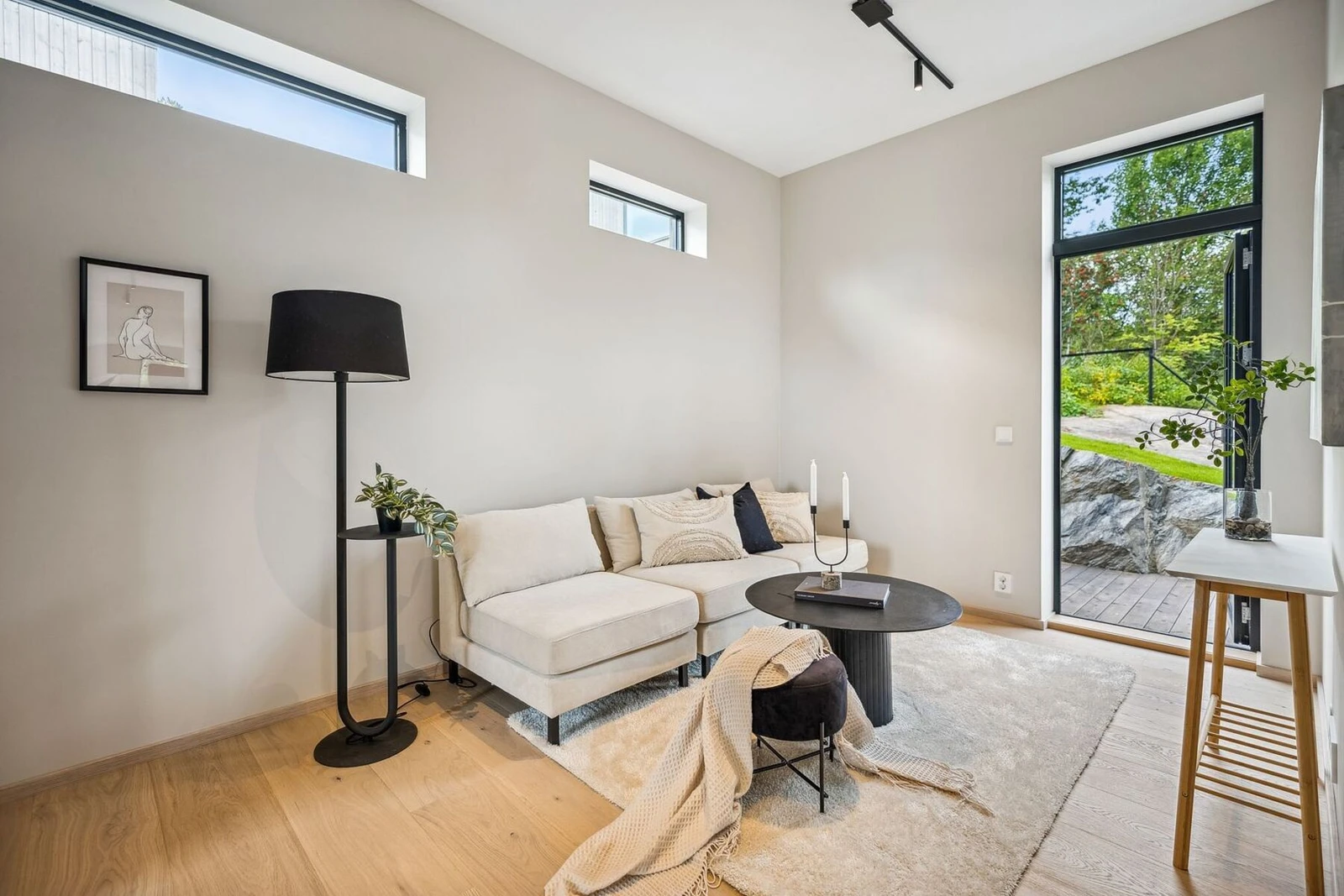 Ekstra stue/ lounge område med god plass til sofaseksjon og tilhørende møblement. Galleribilde