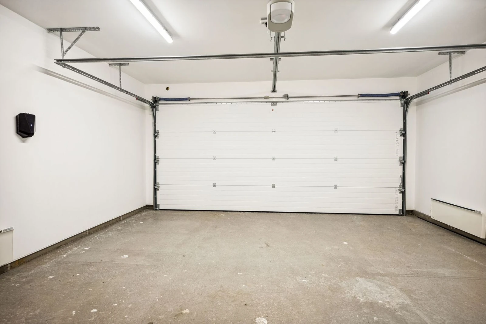 Boligen har gode parkeringsmuligheter med dobbel integrert garasje med elbillader, samt mulighet til å parkere på eiendommens tomt. Galleribilde