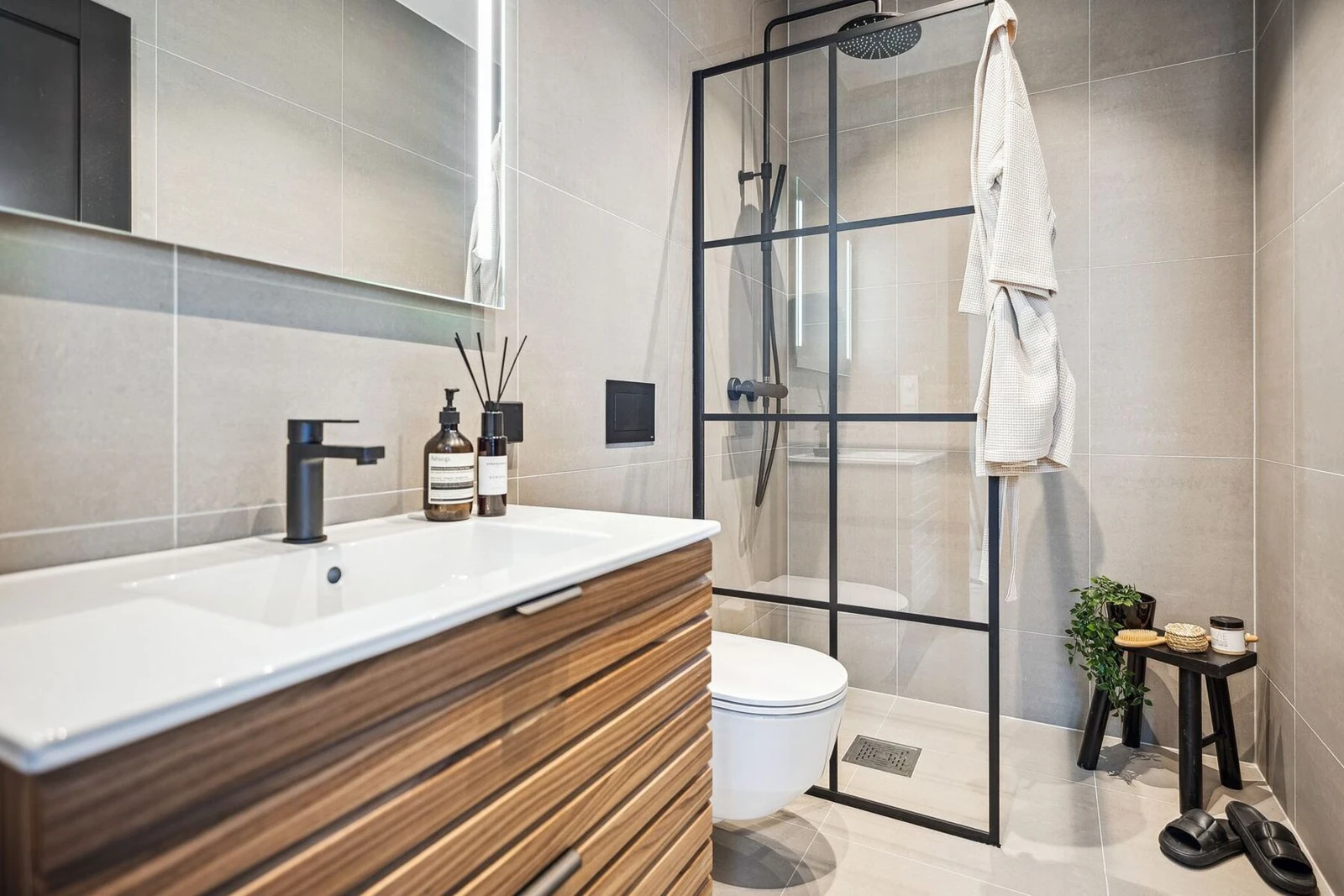 Flislagt baderom i 2. etasje med varme i gulv. Badet er utstyrt me. Galleribilde