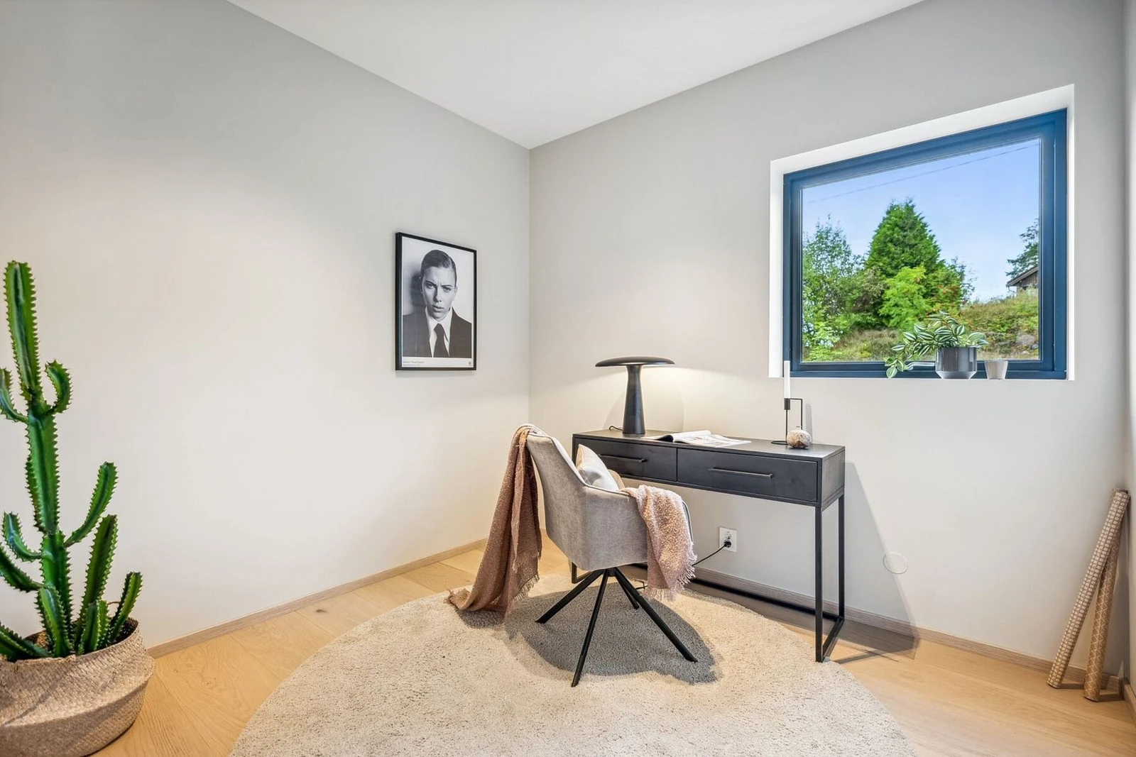 Soverom 2 i 1. etasje er også av god størrelse og tilbyr plass til dobbeltseng, garderobeskap og annet øvrig møblement. Galleribilde