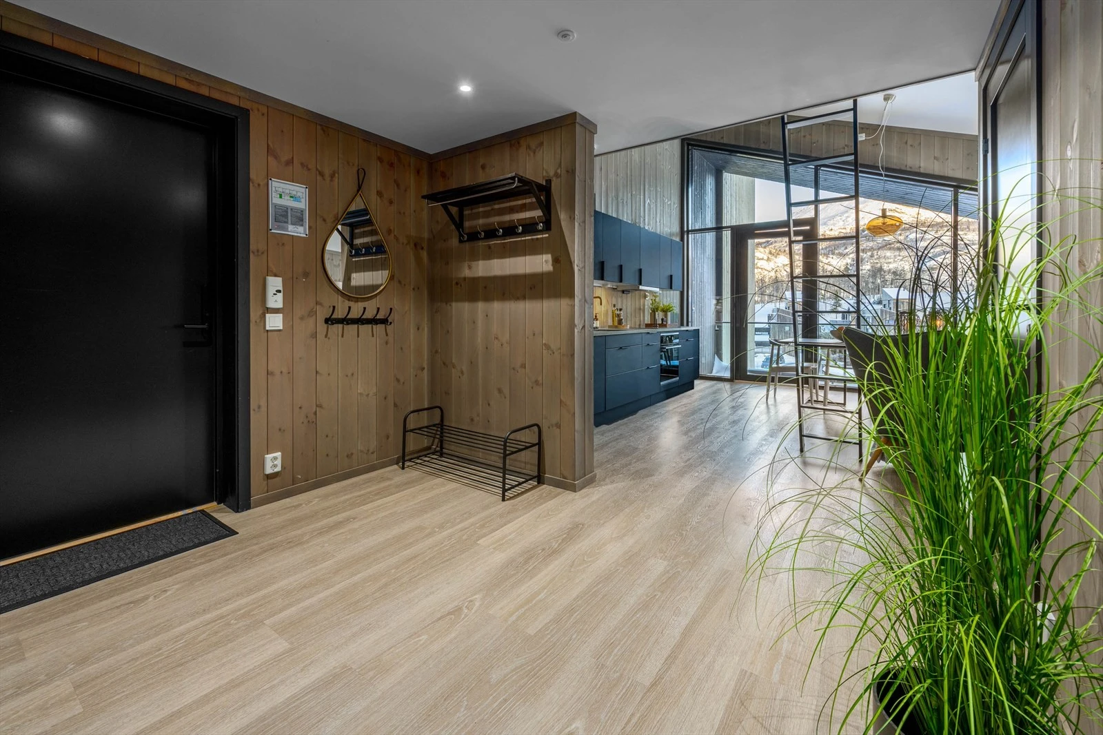 Fra hall mot stue med store vindusflater. Galleribilde