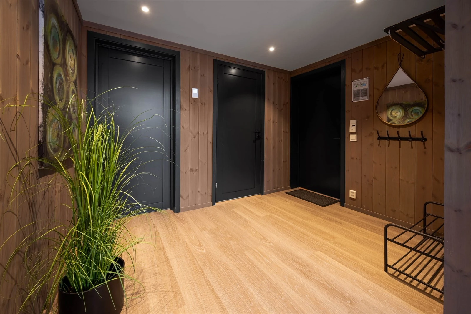 Romslig hall med god plass til ytterklær og sko. Galleribilde