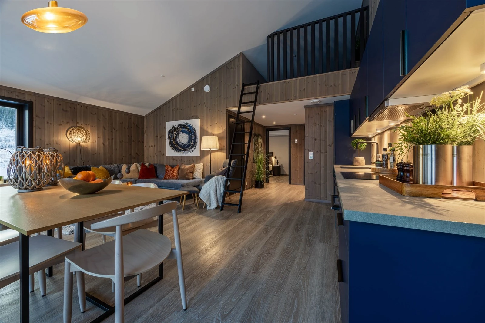 Åpen stue/kjøkkenløsning gir et meget hyggelig allrom. Galleribilde