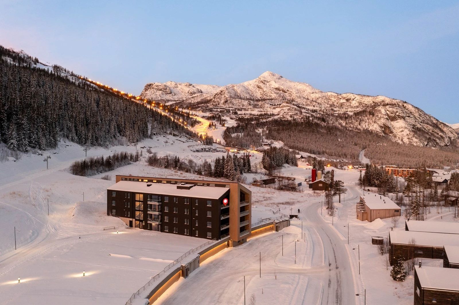 Beliggenhet mot skianlegget - Fyri heisen bak leilighetsbygget. Galleribilde