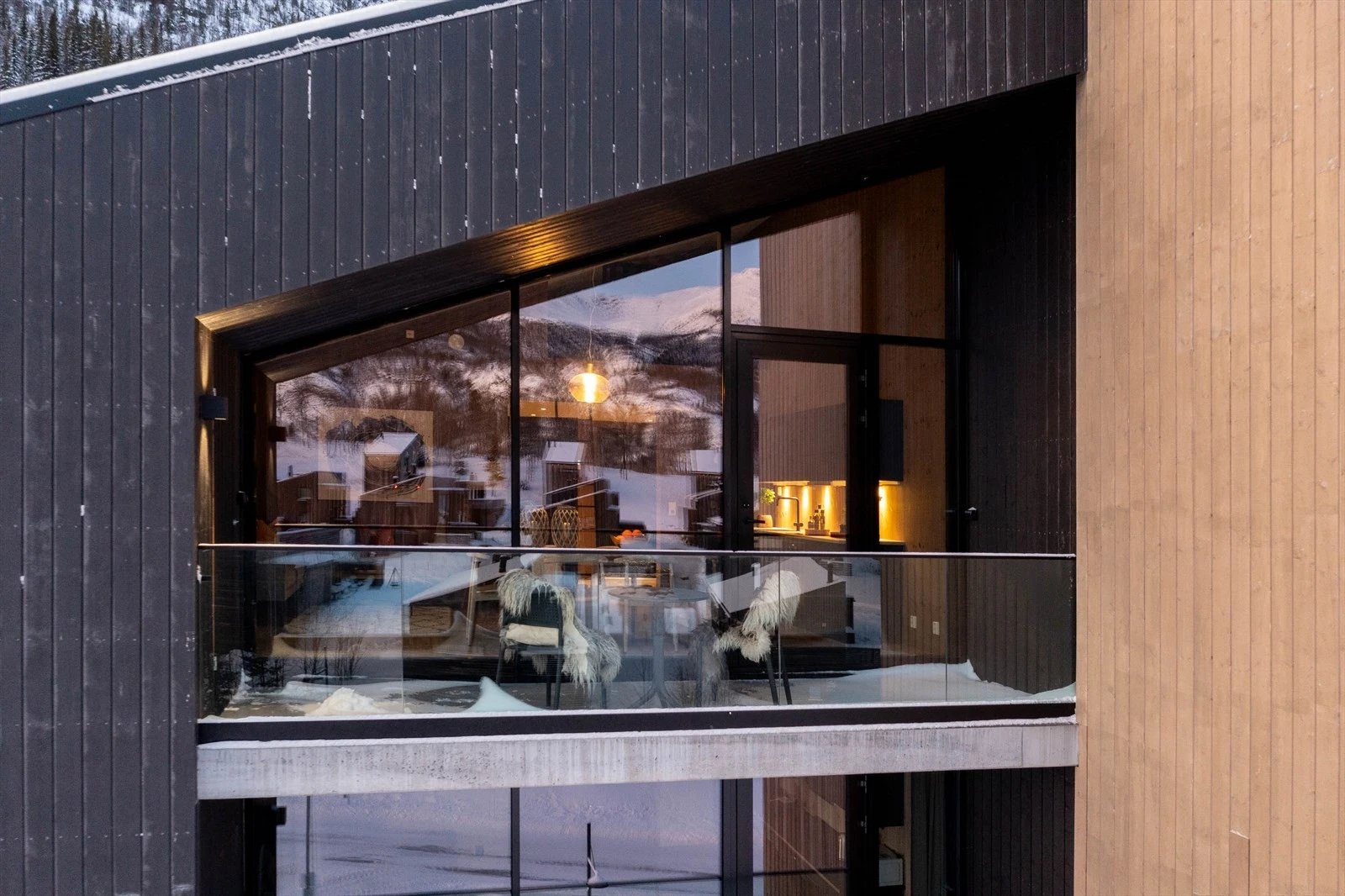 Stor overbygget balkong med glassrekkverk og bod i enden. Galleribilde