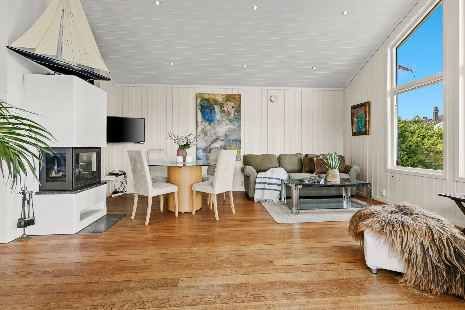 Nyere hytte på 113 kvm BRA med gode solforhold - kort vei til sjø ...