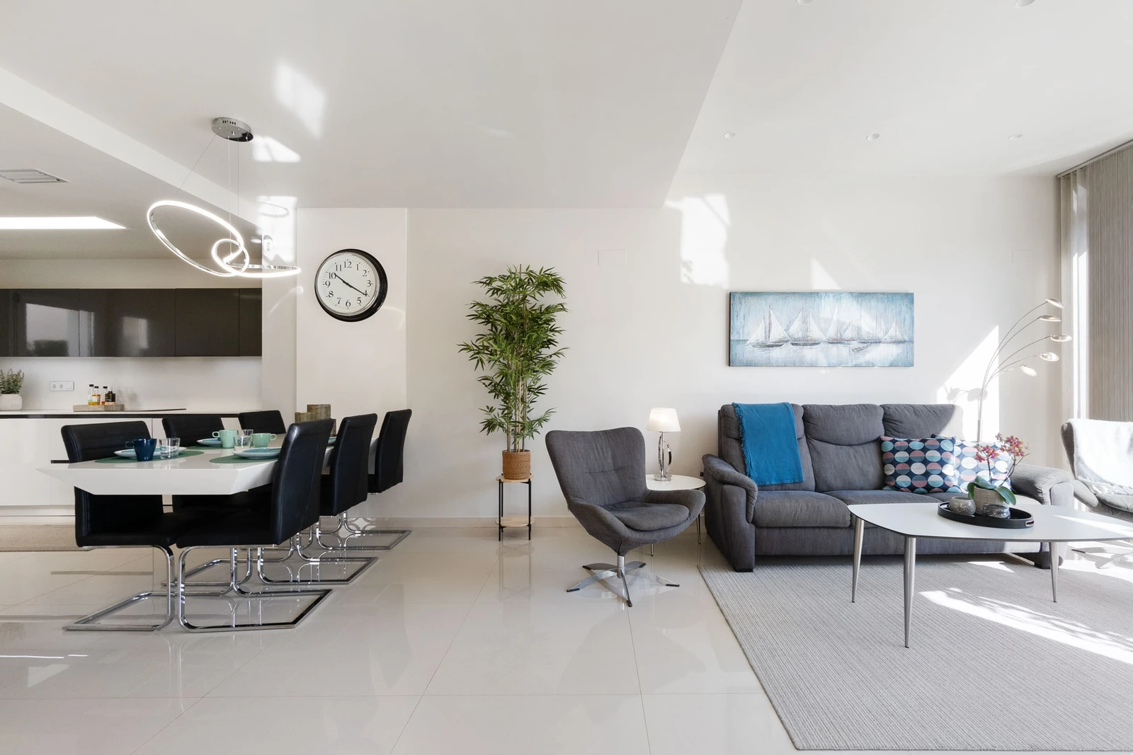 Stue med åpen kjøkken løsning Galleribilde