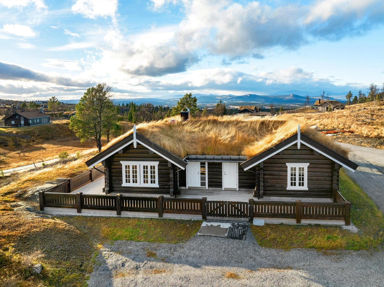 Hyttas innvendige bilder er fra en tilsvarende hytte og det tas forbehold om at det kan være noen ulikheter. Galleribilde