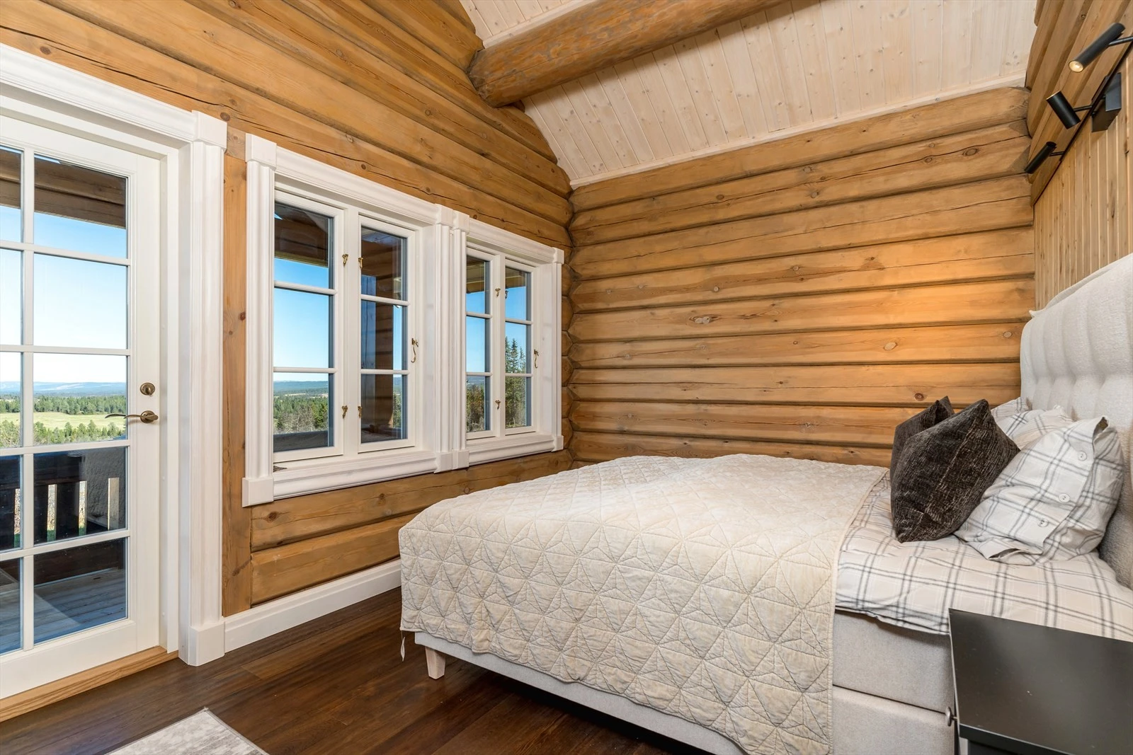 Flott hovedsoverom med egen utgang til terrassen. Her våkner man opp til den fantastiske utsikten! Galleribilde