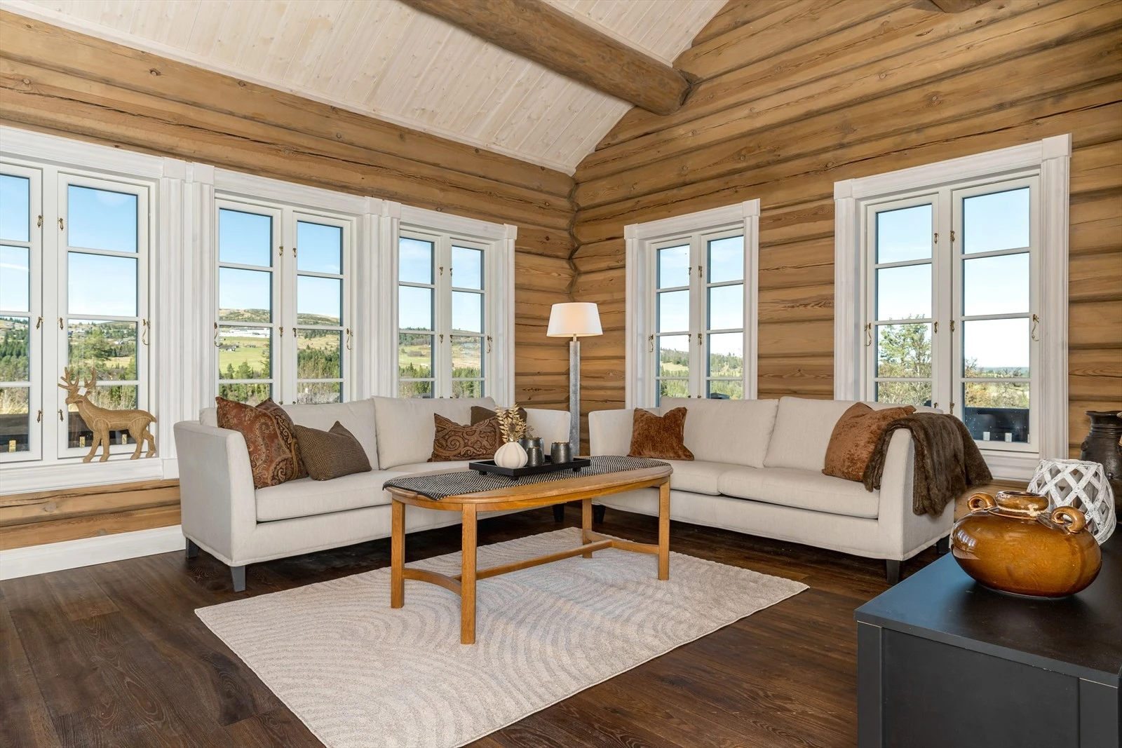 Lys og hyggelig stue med god plass til sofagruppe og annet ønsket møblement. Galleribilde