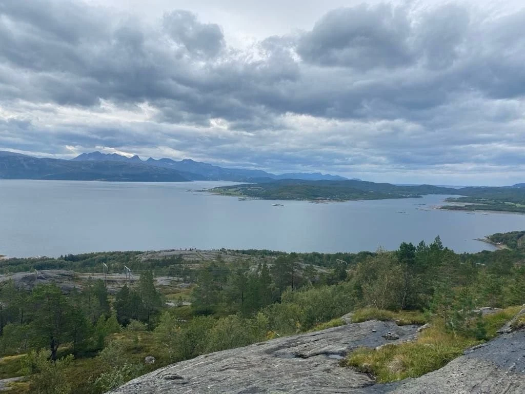 Utsikt fra fjellet bak hytta Galleribilde