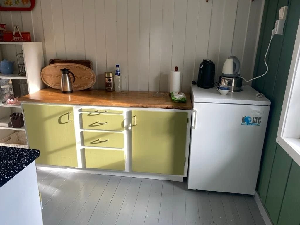 Kjøkken med kjøleskap Galleribilde