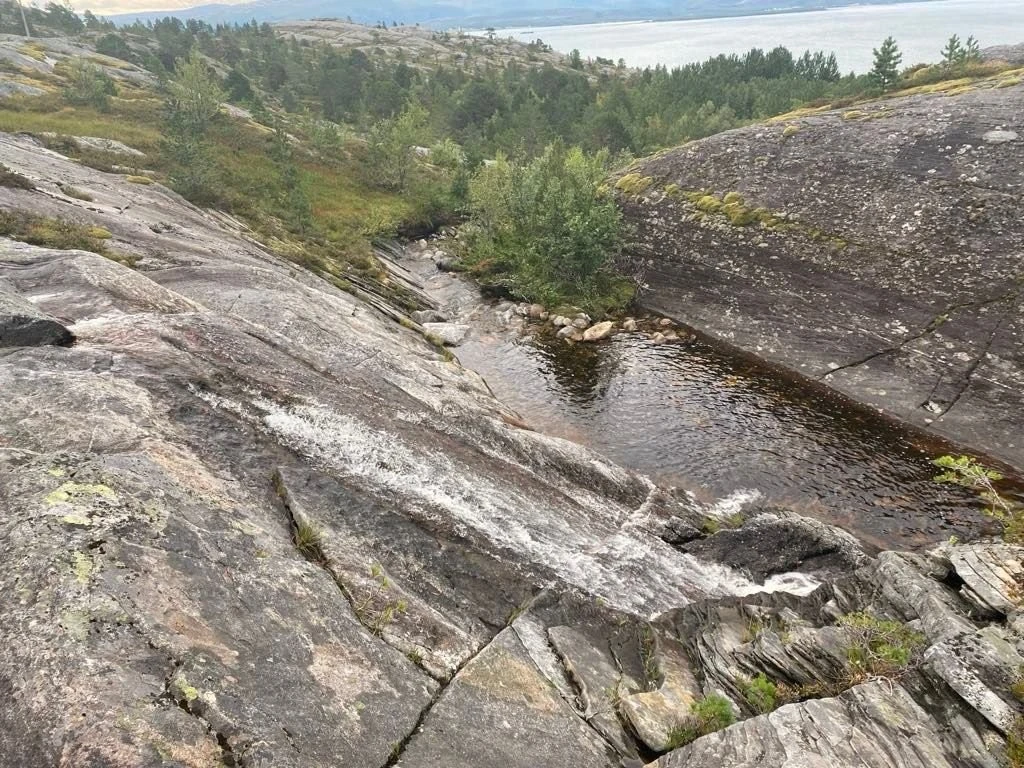 Her hentes sommervann i rør Galleribilde