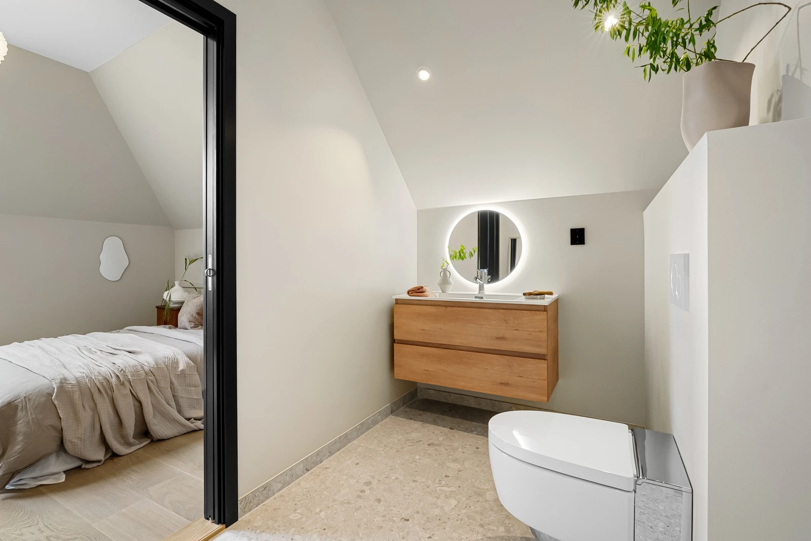 Leiligheten har to baderom med stilren innredning og lekre fliser. Galleribilde