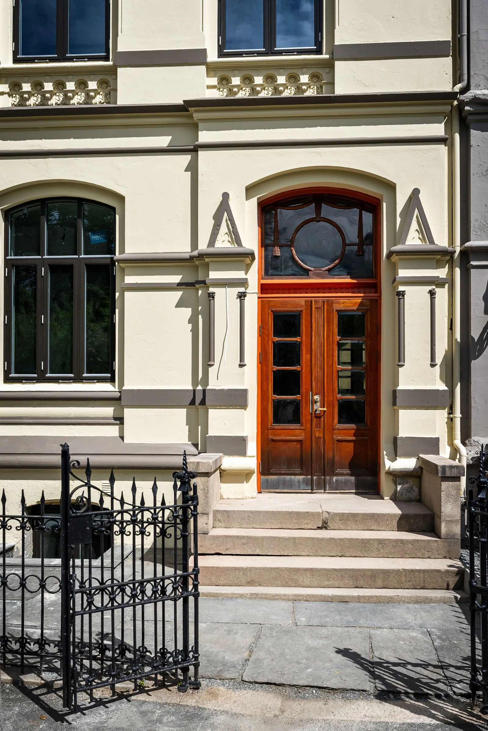 Vakkert smijerngsgjerde og et nydelig inngangsparti. Galleribilde