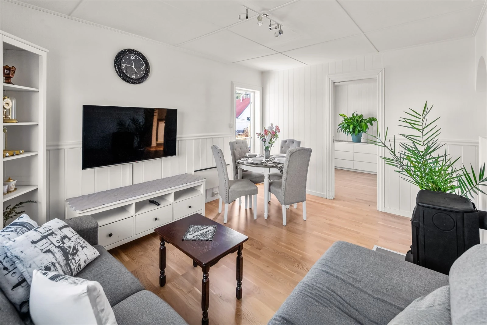 Lys og moderne stue med god plass til møblering og spisebord.