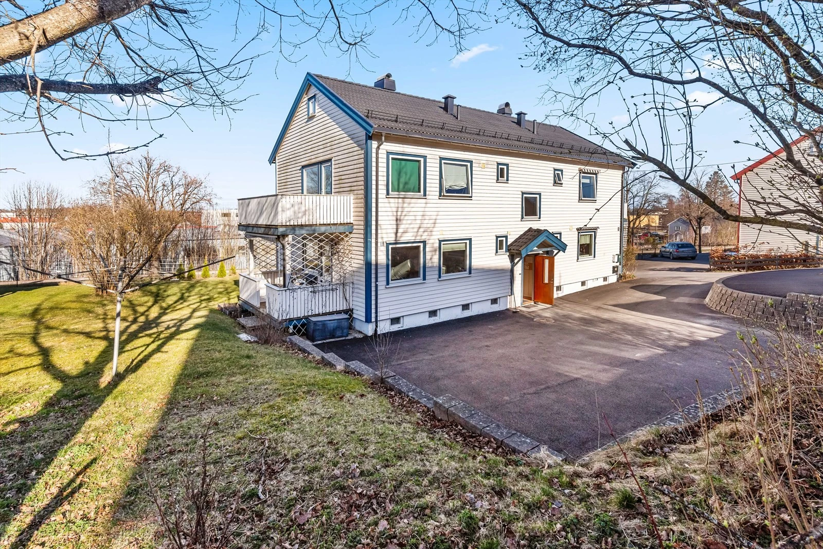 Eiendommen har en fin beliggenhet i et rolig, attraktivt og barnevennlig boligområde.