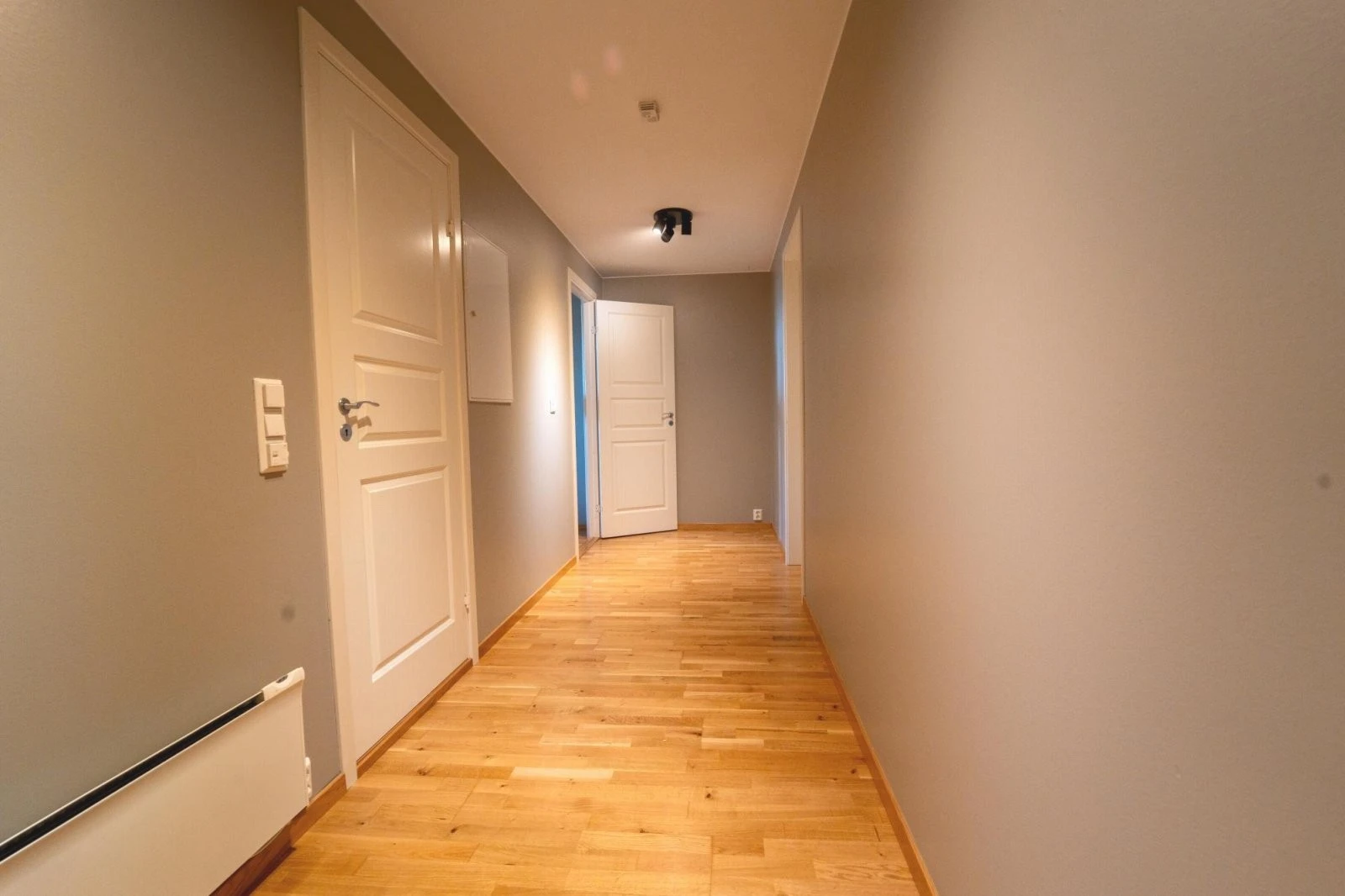 Gang fra stua/kjøkkenet til bad og soverom Galleribilde