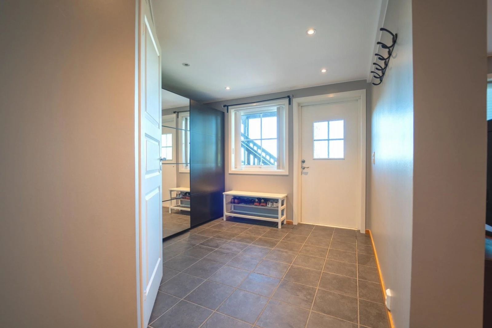 Fra inngangspartiet kommer du inn i en lys og åpen entré Galleribilde