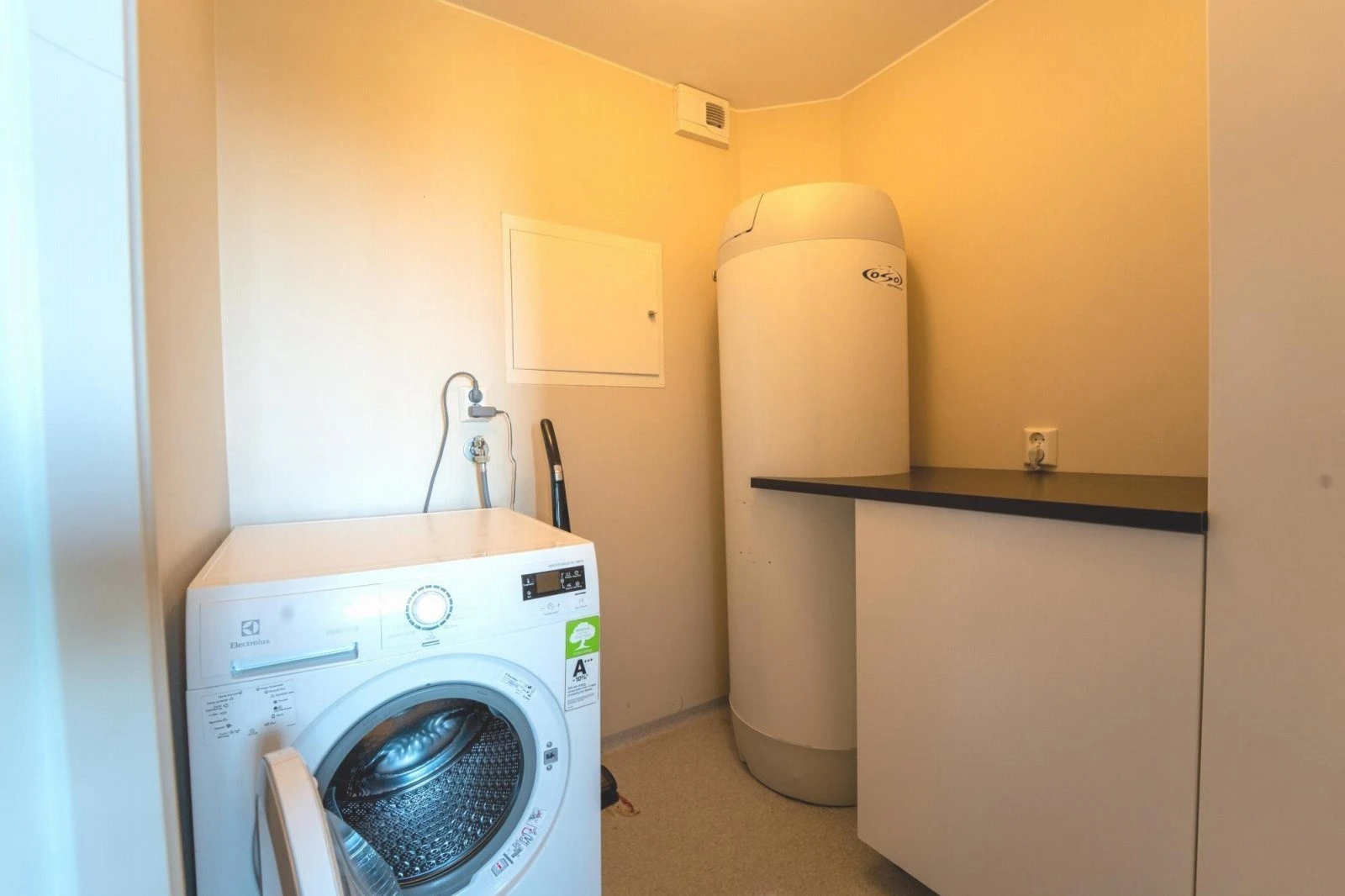 Inn fra entréen har du et separat vaskerom med varmtvannstank og opplegg til vaskemaskin Galleribilde