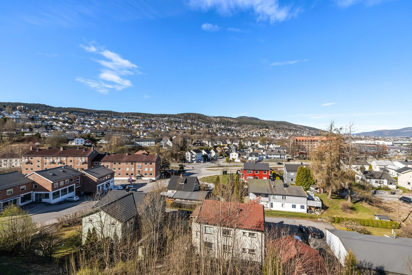 Fra leiligheten er det kort gangavstand til det meste du måtte trenge i hverdagen.