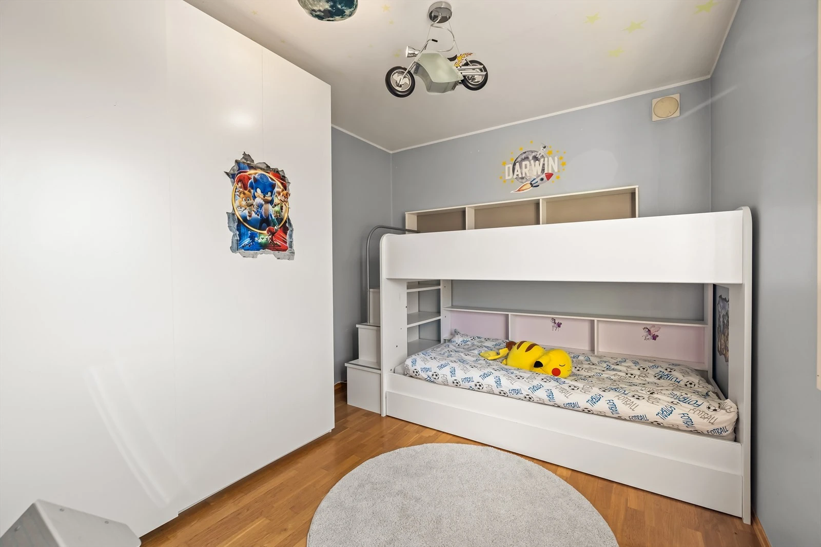 Soverom 2 med god plass til dobbeltseng og stor garderobe.