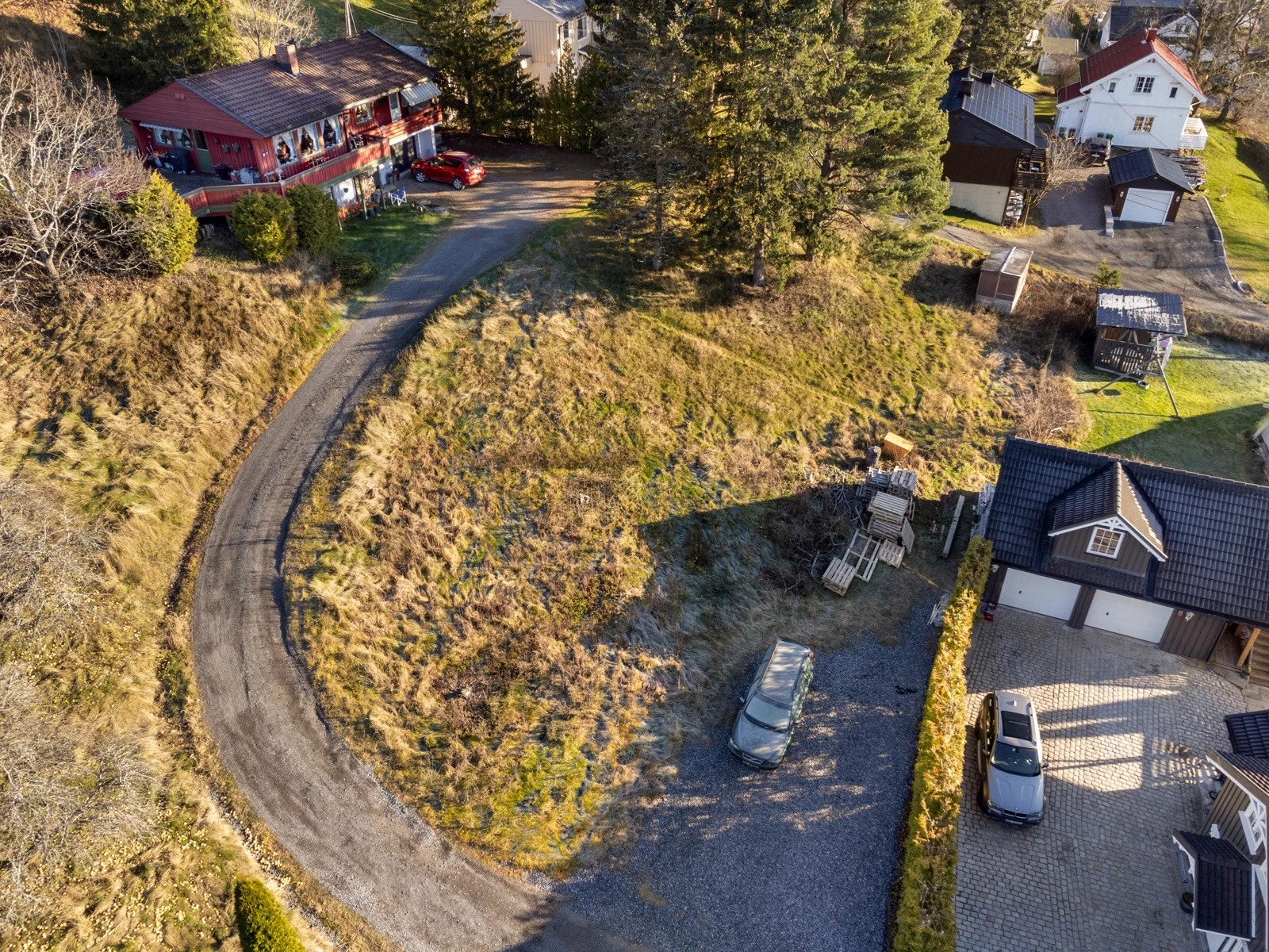Tomt på 939 m² i Fetsund, med kort avstand til skole, barnehage og sentrumskjernen. Det er kort avstand til togstasjon hvor du kan ta turen til Oslo på under 20 minutter. Galleribilde