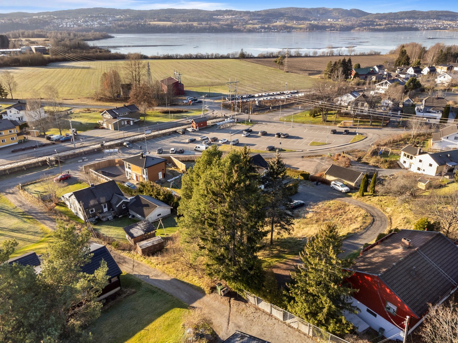 Tomten ligger i et etablert boligfelt på Nerdrum i Fetsund. Galleribilde