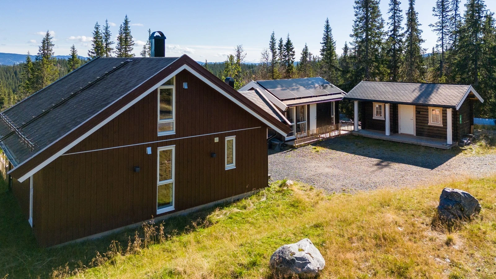 Hyttetunet består av hovedhytte, anneks og uthus. Hele 8 sengeplasser og solcelle til eget bruk og levering på nett. Galleribilde