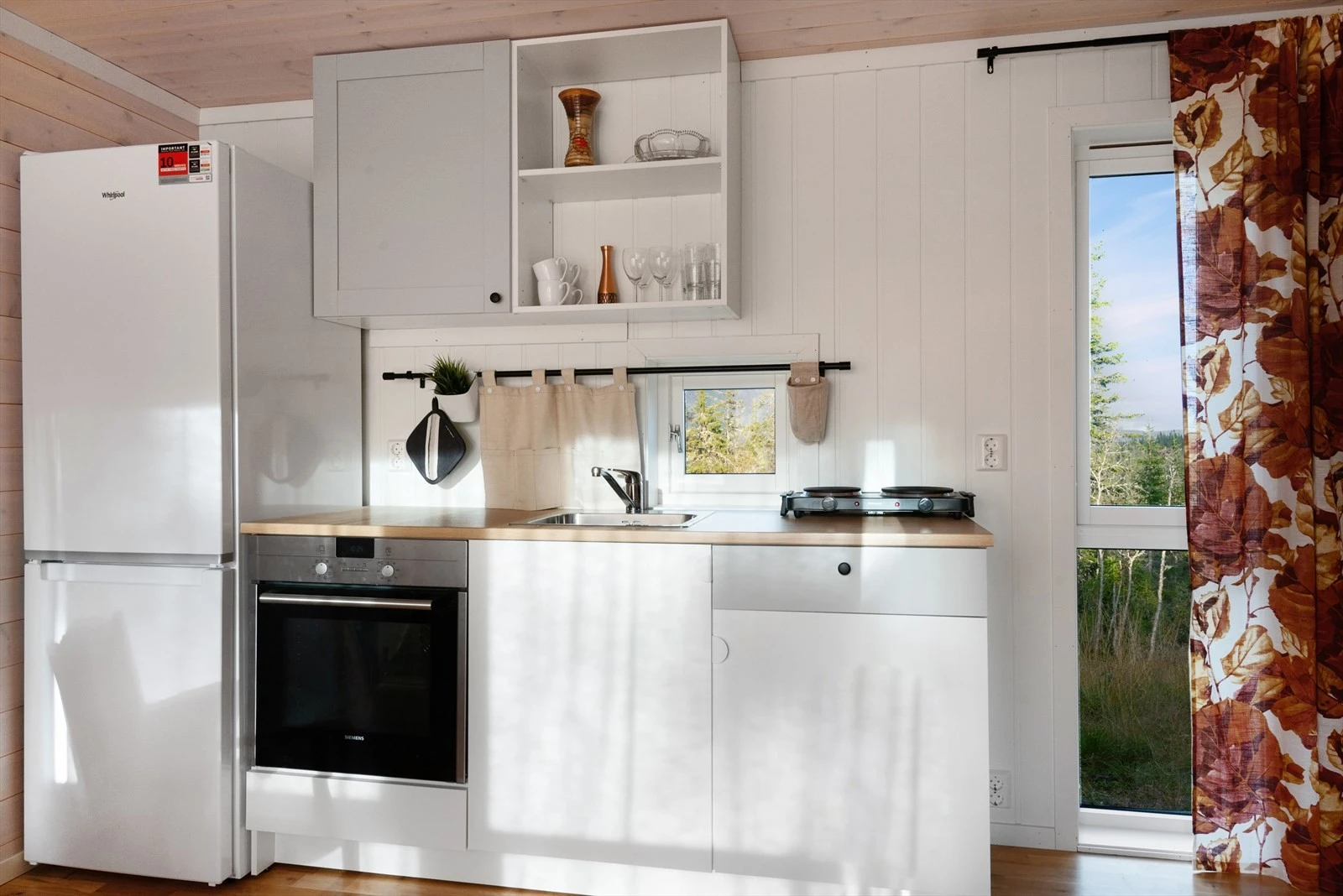 I annekset er det både stue/kjøkken, soverom, vaskerom og bad. Annekset holder en god standard og har "alle" fasiliteter. Galleribilde